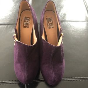 Purple sueded booties with gold zipper